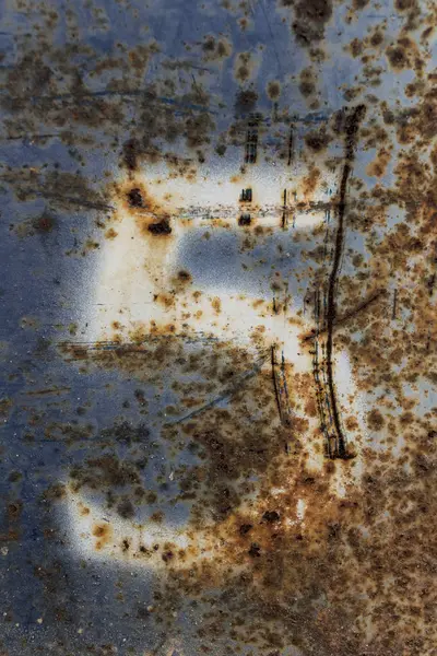 paslı mavi metal, sayı 5 üzerinde 5 numaralı beyaz boyalı