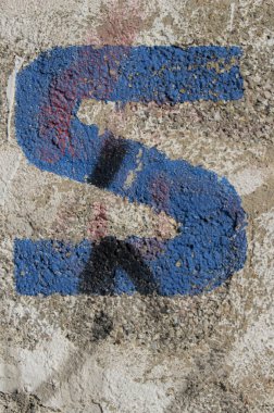  Eski duvar, s harfi boyalı mektup