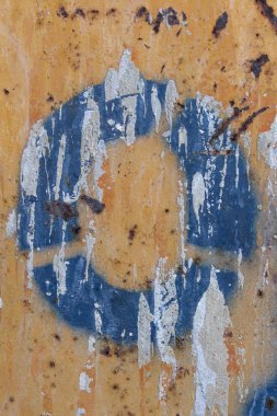 mavi şablon paslı doku, mavi şablon paslı arka planda, harf o boyalı boyanmış