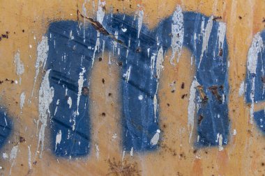 mavi şablon paslı arka plan, mavi şablon paslı arka planda, mektup m boyalı boyanmış