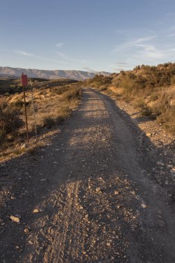 Eski toprak yol çölde, yalnızlık