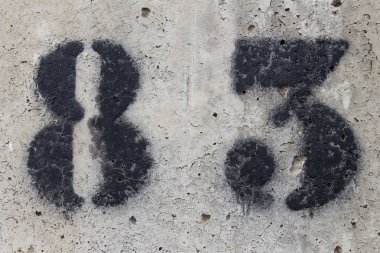 Seksen üç numaralı boyalı şablonda beton duvar, sayı 83