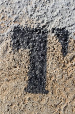 sprey boya beton duvar, mektup t harflerle şablon