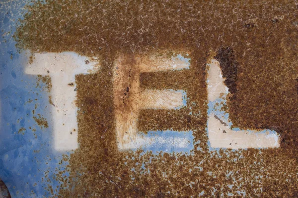 paslı metal, T harfi, E harfi, harf L, kelime üzerinde paslı metal, paslı metal arka plan mavi mavi doku üzerinde harfler