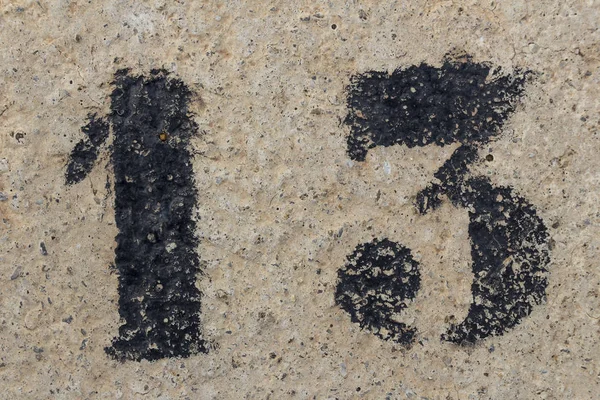 Beton duvar, sayı 13 sayı on üç boyalı şablonda