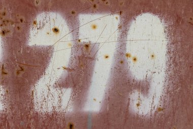 numara iki yüz yetmiş dokuz paslı kırmızı metal, sayı 279 boyalı