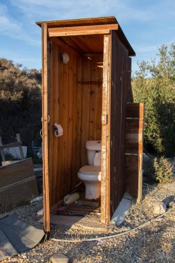 rustik ahşap tuvalet, eski geleneksel tuvalet, alandaki tuvalet terk