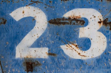 Yirmi üç paslı metal mavi boyalı