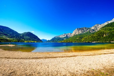 Toplitz Gölü ve çevre manzarası. Avusturya 'daki Styria gölünün kıyısında. Salzkammergut 'taki Ölü Dağlarda Dağ Gölü.