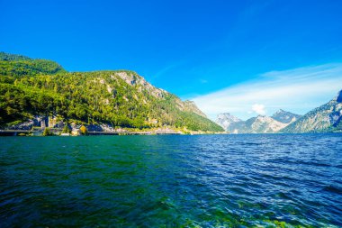 Traunsee manzarası ve çevre manzarası. Avusturya 'daki Styria gölünün kıyısında. Salzkammergut 'taki Ölü Dağlarda Dağ Gölü.