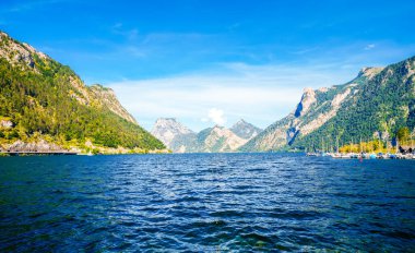 Traunsee manzarası ve çevre manzarası. Avusturya 'daki Styria gölünün kıyısında. Salzkammergut 'taki Ölü Dağlarda Dağ Gölü.