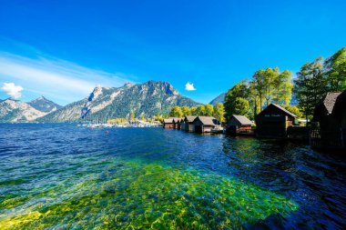 Traunsee manzarası ve çevre manzarası. Avusturya 'daki Styria gölünün kıyısında. Salzkammergut 'taki Ölü Dağlarda Dağ Gölü.