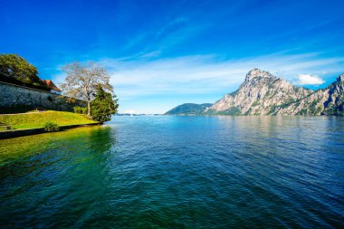 Traunsee manzarası ve çevre manzarası. Avusturya 'daki Styria gölünün kıyısında. Salzkammergut 'taki Ölü Dağlarda Dağ Gölü.