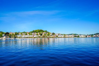 Traunsee manzarası ve çevre manzarası. Avusturya 'daki Styria gölünün kıyısında. Salzkammergut 'taki Ölü Dağlarda Dağ Gölü.
