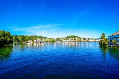 Traunsee manzarası ve çevre manzarası. Avusturya 'daki Styria gölünün kıyısında. Salzkammergut 'taki Ölü Dağlarda Dağ Gölü.