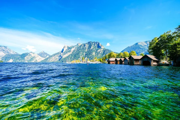 Traunsee manzarası ve çevre manzarası. Avusturya 'daki Styria gölünün kıyısında. Salzkammergut 'taki Ölü Dağlarda Dağ Gölü.