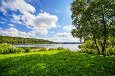 Aabach barajının ve çevreleyen manzaranın manzarası. Bad Wuennenberg yakınlarındaki Kuzey Ren-Vestfalya 'daki içme suyu barajında..