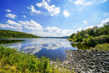 Aabach barajının ve çevreleyen manzaranın manzarası. Bad Wnnenberg yakınlarındaki Kuzey Ren-Vestfalya 'daki içme suyu barajında doğa.