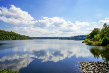 Aabach barajının ve çevreleyen manzaranın manzarası. Bad Wnnenberg yakınlarındaki Kuzey Ren-Vestfalya 'daki içme suyu barajında doğa.