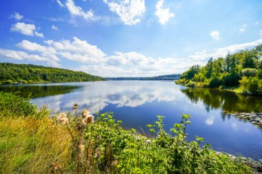 Aabach barajının ve çevreleyen manzaranın manzarası. Bad Wnnenberg yakınlarındaki Kuzey Ren-Vestfalya 'daki içme suyu barajında doğa.