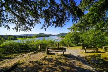 Weisser Stein bakış açısıyla Eder 'in görüntüsü. Çevresindeki yeşil doğayla Edersee 'deki manzara..