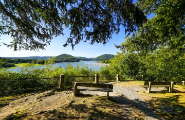 Weisser Stein bakış açısıyla Eder 'in görüntüsü. Çevresindeki yeşil doğayla Edersee 'deki manzara..