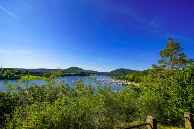 Weisser Stein bakış açısıyla Eder 'in görüntüsü. Çevresindeki yeşil doğayla Edersee 'deki manzara..