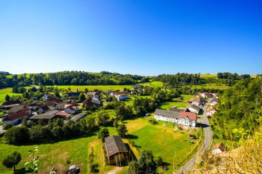 Ober Werbe manastırı harabelerinden Ober-Werbe ve çevresini çevreleyen yeşil doğa manzarası. Waldeck-Frankenberg yakınlarındaki manzara.