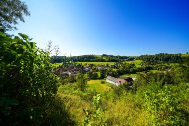 Ober Werbe manastırı harabelerinden Ober-Werbe ve çevresini çevreleyen yeşil doğa manzarası. Waldeck-Frankenberg yakınlarındaki manzara.