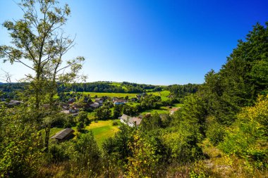 Ober Werbe manastırı harabelerinden Ober-Werbe ve çevresini çevreleyen yeşil doğa manzarası. Waldeck-Frankenberg yakınlarındaki manzara.