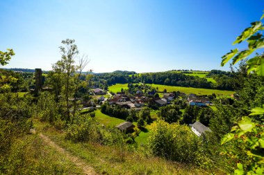 Ober Werbe manastırı harabelerinden Ober-Werbe ve çevresini çevreleyen yeşil doğa manzarası. Waldeck-Frankenberg yakınlarındaki manzara.
