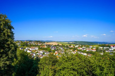 Çevredeki manzaranın Friedrichstein Kalesi 'nden görüntü. Bad Wildungen yakınlarındaki Schlossberg 'de Doğa.