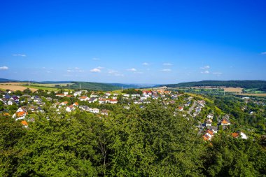 Çevredeki manzaranın Friedrichstein Kalesi 'nden görüntü. Bad Wildungen yakınlarındaki Schlossberg 'de Doğa.
