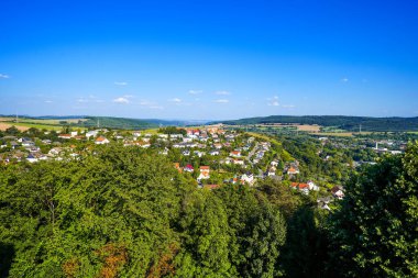 Çevredeki manzaranın Friedrichstein Kalesi 'nden görüntü. Bad Wildungen yakınlarındaki Schlossberg 'de Doğa.