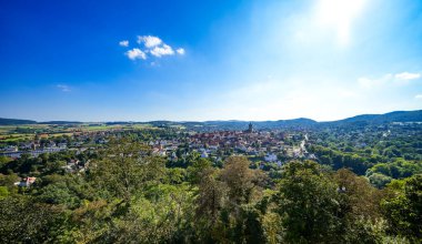 Çevredeki manzaranın Friedrichstein Kalesi 'nden görüntü. Bad Wildungen yakınlarındaki Schlossberg 'de Doğa.