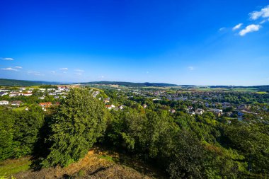 Çevredeki manzaranın Friedrichstein Kalesi 'nden görüntü. Bad Wildungen yakınlarındaki Schlossberg 'de Doğa.