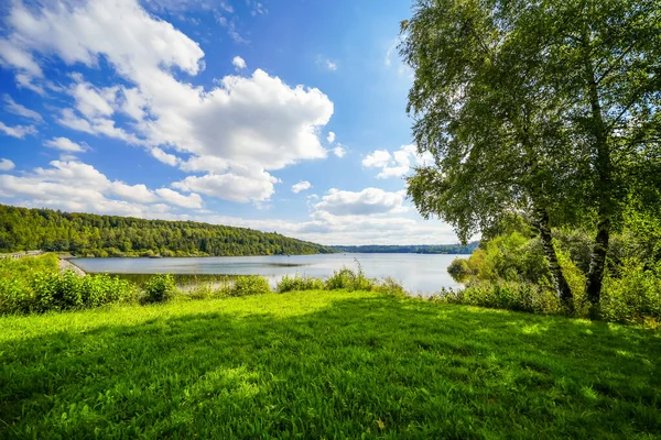 Aabach barajının ve çevreleyen manzaranın manzarası. Bad Wuennenberg yakınlarındaki Kuzey Ren-Vestfalya 'daki içme suyu barajında..