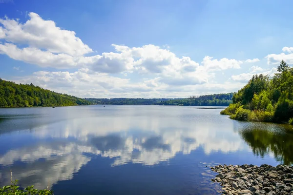 Aabach barajının ve çevreleyen manzaranın manzarası. Bad Wnnenberg yakınlarındaki Kuzey Ren-Vestfalya 'daki içme suyu barajında doğa.