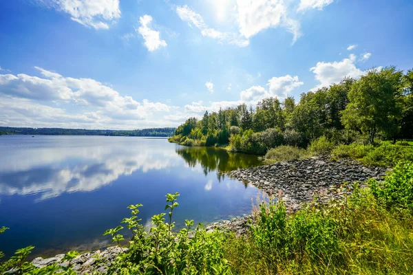 Aabach barajının ve çevreleyen manzaranın manzarası. Bad Wnnenberg yakınlarındaki Kuzey Ren-Vestfalya 'daki içme suyu barajında doğa.