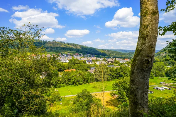 Burscheid yakınlarındaki Berringhausen manzarası ve çevreleyen yeşil doğa. Bergisches Diyarı 'ndaki manzara.