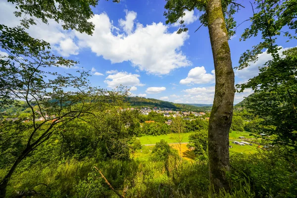 Burscheid yakınlarındaki Berringhausen manzarası ve çevreleyen yeşil doğa. Bergisches Diyarı 'ndaki manzara.