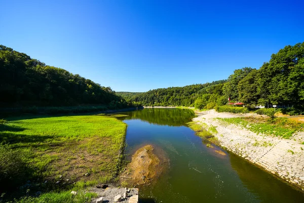 Werbe an der Eder manzarası ve çevreleyen yeşil doğa. Kuzey Hesse 'de Edersee yakınlarındaki manzara.