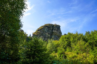Rothaar Dağları 'ndaki Istenberg' deki Bruchhauser Steine yakınlarındaki manzara. Sauerland 'de yürüyüş patikaları..