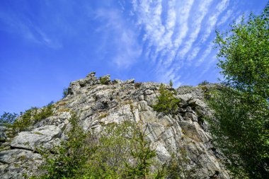 Rothaar Dağları 'ndaki Istenberg' deki Bruchhauser Steine yakınlarındaki manzara. Sauerland 'de yürüyüş patikaları..