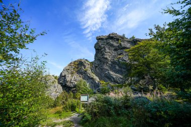 Rothaar Dağları 'ndaki Istenberg' deki Bruchhauser Steine yakınlarındaki manzara. Sauerland 'de yürüyüş patikaları..