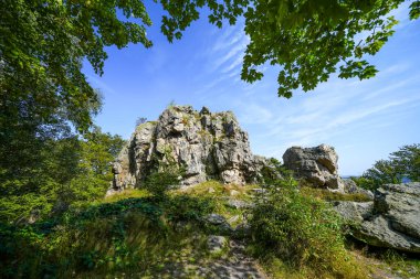 Rothaar Dağları 'ndaki Istenberg' deki Bruchhauser Steine yakınlarındaki manzara. Sauerland 'de yürüyüş patikaları..