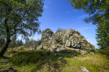Rothaar Dağları 'ndaki Istenberg' deki Bruchhauser Steine yakınlarındaki manzara. Sauerland 'de yürüyüş patikaları..