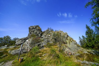 Rothaar Dağları 'ndaki Istenberg' deki Bruchhauser Steine yakınlarındaki manzara. Sauerland 'de yürüyüş patikaları..