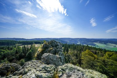Rothaar Dağları 'ndaki Istenberg' deki Bruchhauser Steine yakınlarındaki manzara. Sauerland 'de yürüyüş patikaları..