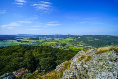 Rothaar Dağları 'ndaki Istenberg' deki Bruchhauser Steine yakınlarındaki manzara. Sauerland 'de yürüyüş patikaları..